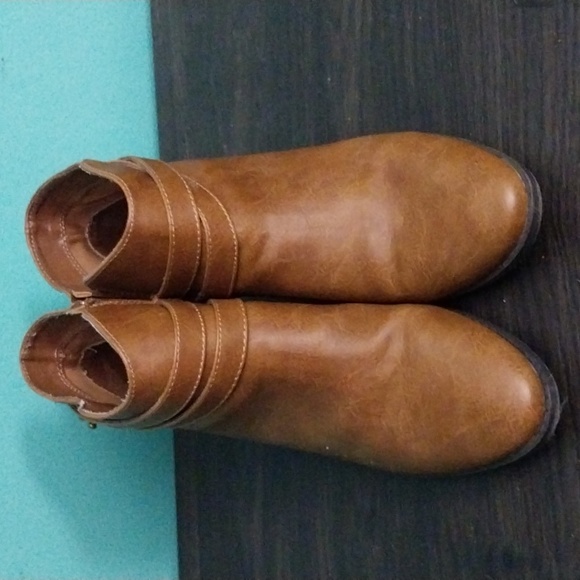 Lauren Conrad Faux Leather Cross Strap Boots Size 9.5 Only worn once. - Picture 2 of 4